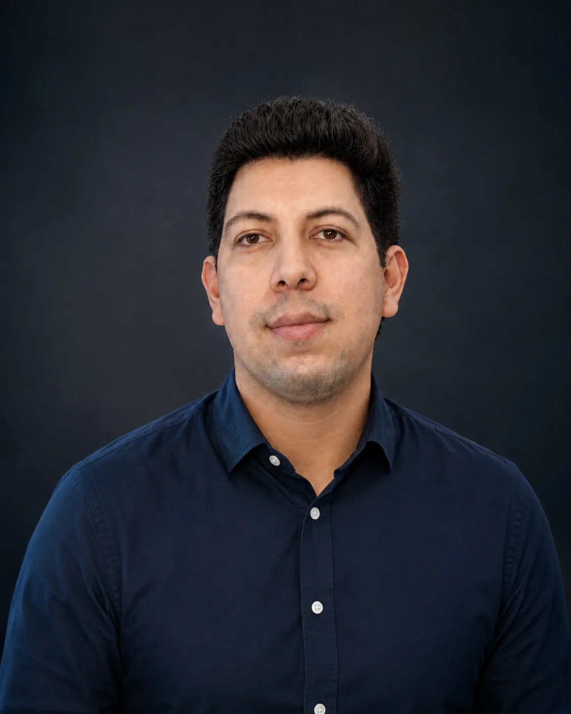 Retrato de Andrés Gaibor en su espacio de trabajo